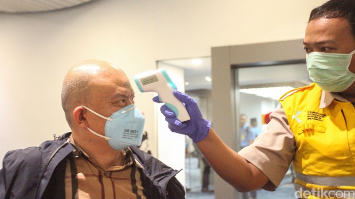 Bandara Soetta Perketat Turis China Akibat Virus Corona Pengawasan penumpang pesawat dari China melalui Bandara Soekarno-Hatta diperketat. Ini menyusul adanya virus Corona yang bermula dari Kota Wuhan, China.