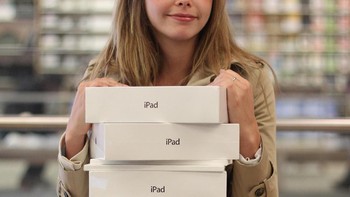 Seorang konsumen yang memborong beberapa unit iPad. Foto: Dan Kitwood/Getty Images