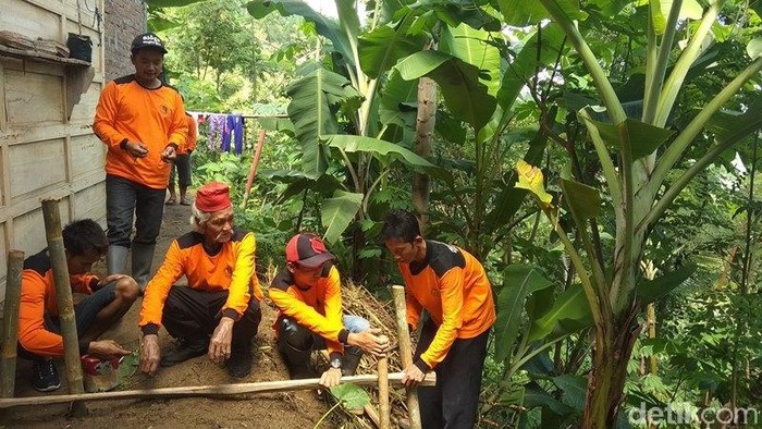 Relawan pasang alat EWS manual untuk pantau pergerakan tanah di lokasi rawan longsor di Kabupaten Magelang, Selasa (28/1/2020).