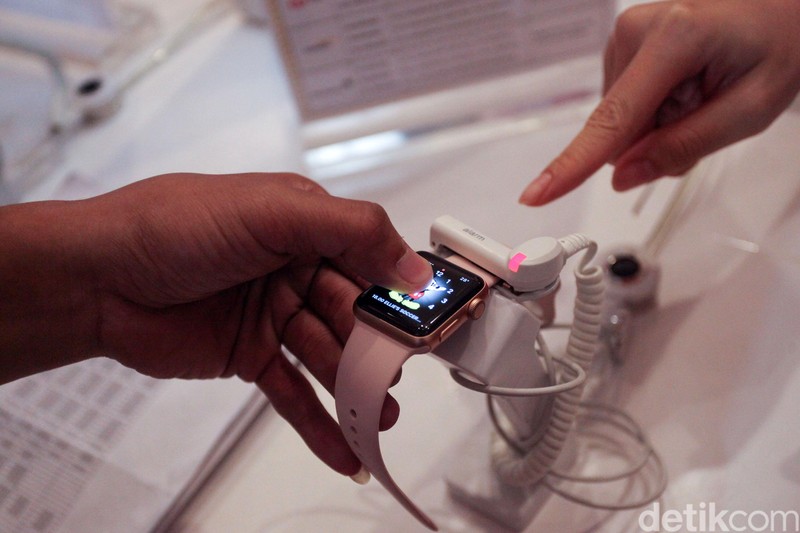 Pameran iBoxing Week 2020 digelar di Laguna Atrium, Central Park, Jakarta, Selasa (28/1). Dalam acara ini para fanboy dapat belanja produk Apple dengan harga miring lho.