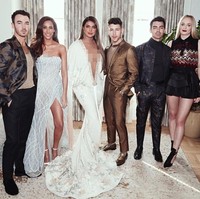 Gaun Priyanka Chopra ini mengekspos keseksian karena memiliki belahan dada rendah hingga ke pusar. Terlalu terbukanya bagian dada aktris yang pernah membintangi film Baywatch itu lah yang menuai banyak kritikan. Foto: Instagram @ priyankachopra