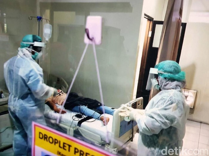 Pasien TKW asal Hongkong yang di rawat di RSUD Sidoarjo negatif virus corona. Meski begitu, perawatan terhadap pasien bernama Minarti tersebut tetap dilakukan intensif.