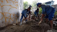 Pengerjaan turap batu kali itu dilakukan guna mengantisipasi banjir maupun genangan di wilayah tersebut.