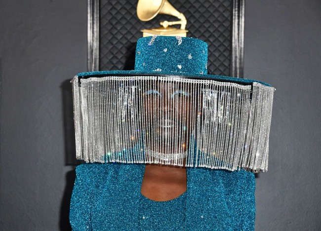 Seperti dikutip dari Time, topi tirai otomatis tersebut dikendalikan oleh teknologi yang mirip Arduino. Teknologi tersebut adalah sistem pengendali sehingga memungkinkan tirai terbuka ketika dikendalikan dari jarak jauh.  Foto: Getty Images