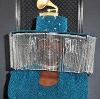 Seperti dikutip dari Time, topi tirai otomatis tersebut dikendalikan oleh teknologi yang mirip Arduino. Teknologi tersebut adalah sistem pengendali sehingga memungkinkan tirai terbuka ketika dikendalikan dari jarak jauh.  Foto: Getty Images