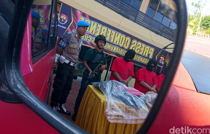 Polisi Tangkap Pencuri Kabel Listrik di Cilegon Polisi berhasil membekuk tiga orang pelaku pencurian kabel listrik di Cilegon. Akibat pencurian itu, beberapa wilayah di Cilegon kerap mati listrik.