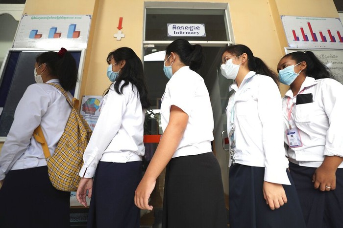 Penyebaran Novel Coronavirus (2019-nCoV) telah meluas ke sejumlah negara, termasuk Kamboja. Para siswa pun diimbau kenakan masker saat beraktivitas di sekolah.