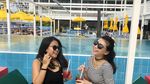 Pose Cantik Cyandyana Lorens, Eks Pramugari Garuda Saat Nikmati Minuman