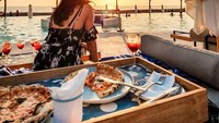 Liburan di pinggir pantai, Loren pilih menginap di hotel dengan kolam renang cantik. Ia pun ditemani pizza Italia sebagai kudapannya. Foto: Instagram cyndyanalorens