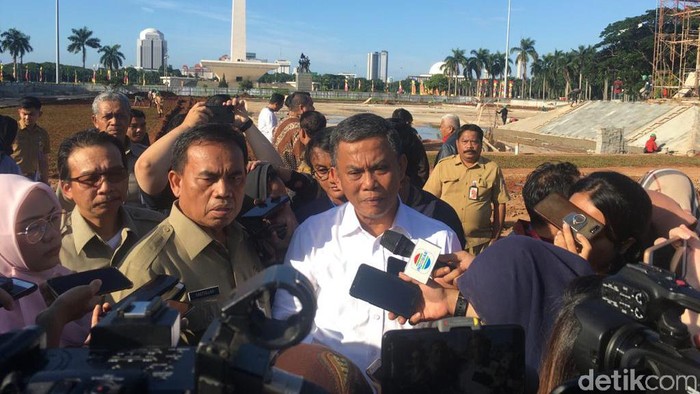 Sekda Pemprov DKI Jakarta Saefullah dan Ketua DPRD DKI Jakarta Prasetio Edi Marsudi mengecek proyek revitalisasi monas.