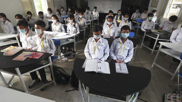Penyebaran Novel Coronavirus (2019-nCoV) telah meluas ke sejumlah negara, termasuk Kamboja. Para siswa pun diimbau kenakan masker saat beraktivitas di sekolah.