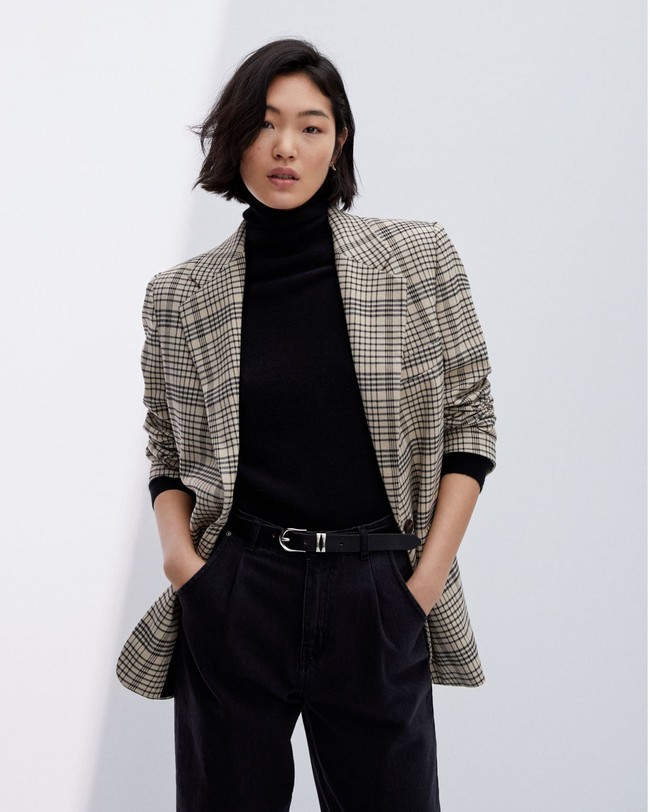 Anda yang butuh busana untuk kerja atau hangout bisa mencari opsinya dengan harga miring di Mango. Retailer tersebut sedang diskon hingga 70%. Foto: Instagram/Twitter