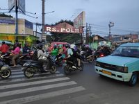Bikin Macet, Pemotor Lawan Arus di Kramat Jati arah Pasar Rebo