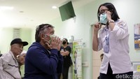 Petugas RSUD Pasar Minggu, Jakarta, menggelar sosialisasi pencegahan virus corona jenis baru kepada para pengunjung rumah sakit tersebut, Rabu (29/1/2020).