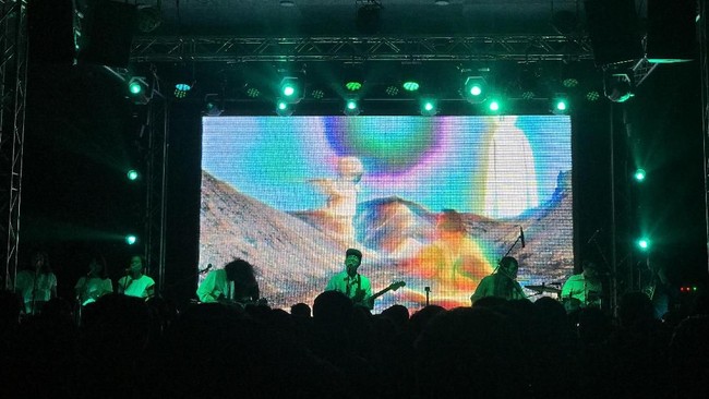 Bernyanyi Bersama Efek Rumah Kaca di Konser Jalan Enam Tiga