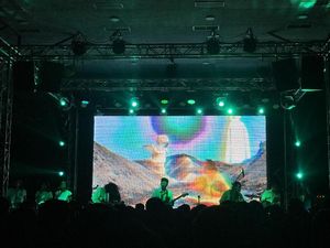 Bernyanyi Bersama Efek Rumah Kaca di Konser Jalan Enam Tiga
