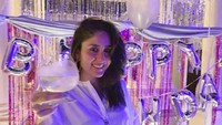 Begitu pun dengan momen ini, uniknya minuman segar tersebut tersaji dalam gelas berbentuk unik. Bentuknya gelembung seperti balon. Foto: Instagram @therealkareenakapoor