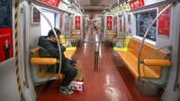 Tak jauh berbeda dengan suasana di pusat perbelanjaan, suasana di kereta bawah tanah Beijing pun sepi dari aktivitas warga. Hanya sejumlah orang yang terlihat menggunakan transportasi publik itu untuk beraktivitas.