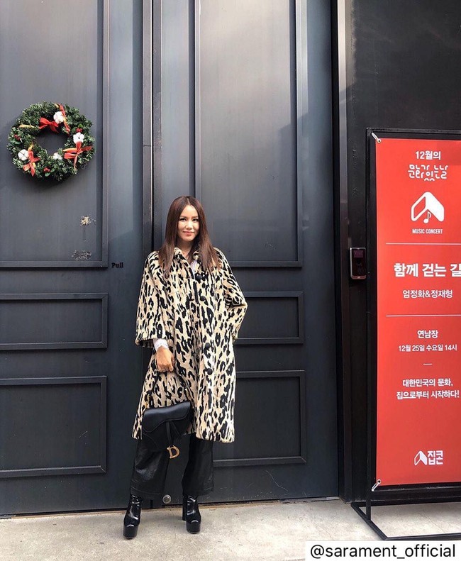 Dikatakan jika Uhm Jung Hwa sering mencampurkan susu atau cleansing milk dengan garam kosmetik dengan rasio 3:1. Ramuan tersebut dihangatkan lalu dibiarkan di wajah sebelum dibilas. Masker itu diklaim bisa membersihkan sisa minyak, sebum, dan kotoran secara mendalam. Foto: Instagram @umaizing