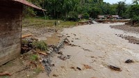 Banjir menerjang sejumlah desa di Tapanuli Tengah akibat hujan deras yang mengguyur tadi malam.