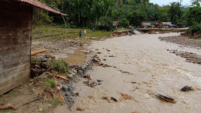 Banjir yang menerjang sejumlah desa di Tapanuli Tengah, Sumut, memakan korban jiwa. BPBD Sumut menyebut korban jiwa akibat banjir ini berjumlah enam orang dan tiga lainnya hilang.
