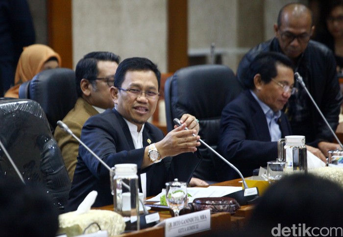 DPR Minta Dirut Asabri Curhat soal Kondisi Perusahaan Komisi XI DPR RI memanggil manajemen PT Asabri (Persero) siang ini untuk meminta penjelasan kondisi perusahaan dalam rapat dengar pendapat (RDP).