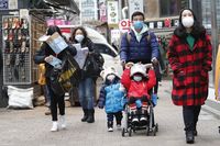 Turis China di Seoul yang memakai masker