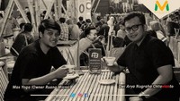 Sambil ngopi, Vian dan rekannya asyik berdiskusi. Ngopi, silaturahmi dan mencari inspirasi, tulis Vian. Foto: instagram @kerabatvian