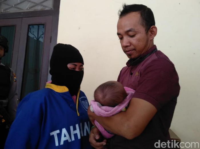 Suami Eka Septiana (28) mengaku siap merawat anaknya sendiri. Pria bernama Gunawan Wibisono itu menolak tawaran penangguhan penahanan istrinya yang menjadikan bayi mereka sebagai jaminan utang.
