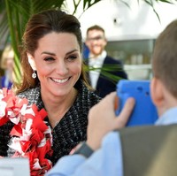 Kate Middleton tersenyum ketika melihat hasil karya anak-anak peserta workshop. (Foto: Toby Melville - WPA Pool/Getty Images)