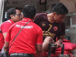 Tim medis langsung mengevakuasi Irsyad menggunakan ambulans.