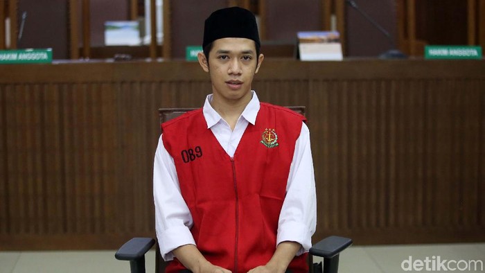 Dede Lutfi Alfiandi alias Dede dituntut 4 bulan penjara dalam sidang di PN Jakarta Pusat. Usai sidang Lutfi yang menangis dipeluk oleh ibunya.