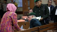 Istri Kivlan Zein tampak setia mendampingi suaminya menjalani sidang kasus kepemilikan senpi ilegal dan peluru tajam.
