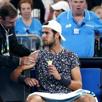 Apakah kamu saudara kembar Liam yang hilang? tanya netizen di Twitter. Ada juga yang berkomentar, Liam Hemsworth double. (Foto: AP Photo/Lee Jin-man)