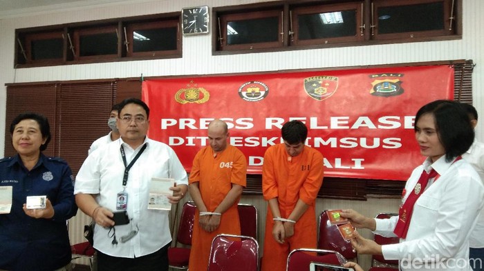 2 WN Bulgaria ditangkap Polda Bali terkait kasus skimming (dok. detikcom)