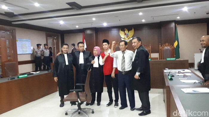 Aktivis Sri Bintang Pamungkas menghadiri sidang tuntutan terdakwa Lutfi Alfiandi.