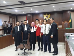 Beri Dukungan, Sri Bintang Pamungkas Harap Lutfi Pembawa Bendera Bebas