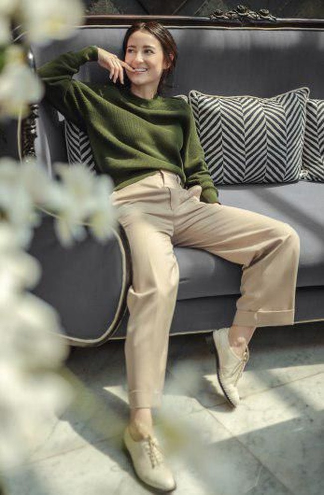 Julie Estelle bergaya Parisian Chic dalam balutan busana Uniqlo x  Ines de la Fressange yang model pakaiannya multifungsi dan mudah dipadupadankan. Foto: dok. Uniqlo