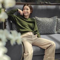 Julie Estelle bergaya Parisian Chic dalam balutan busana Uniqlo x  Ines de la Fressange yang model pakaiannya multifungsi dan mudah dipadupadankan. Foto: dok. Uniqlo