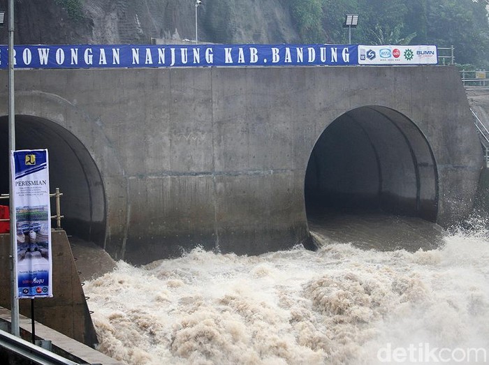 Presiden Joko Widodo meresmikan Terowongan Nanjung di Margaasih, Kabupaten Bandung, Jawa Barat, Rabu (29/1/2020). Terowongan ini diharapkan bisa mengurangi banjir yang terjadi di sejumlah wilayah di Bandung.