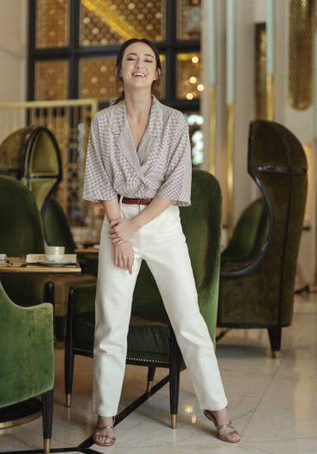 Buat kamu yang belum tahu, Ines de la Fressange yang menjadi desainer dari koleksi terbaru Uniqlo yang dikenakan Julie Estelle ini merupakan ikon Parisian Chic. Lahir di Prancis, Ines de la Fressange tumbuh menjadi model fashion dan menjadi muse berbagai merek fashion internasional. Foto: dok. Uniqlo