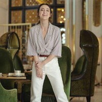 Buat kamu yang belum tahu, Ines de la Fressange yang menjadi desainer dari koleksi terbaru Uniqlo yang dikenakan Julie Estelle ini merupakan ikon Parisian Chic. Lahir di Prancis, Ines de la Fressange tumbuh menjadi model fashion dan menjadi muse berbagai merek fashion internasional. Foto: dok. Uniqlo