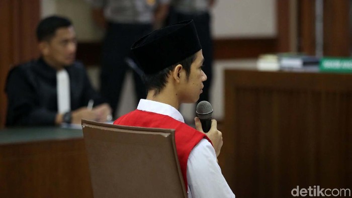 Dede Lutfi Alfiandi alias Dede dituntut 4 bulan penjara dalam sidang di PN Jakarta Pusat. Usai sidang Lutfi yang menangis dipeluk oleh ibunya.