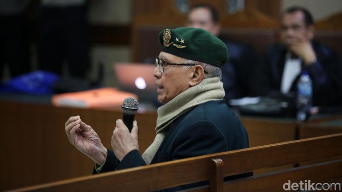 Kivlan Zen menjalani sidang lanjutan kasus kepemilikan senpi ilegal dan peluru tajam di Pengadilan Negeri Jakarta Pusat, Jakarta, Rabu (29/1/2020). Kali ini Kivlan hadir dengan mamakai baret warna hijau.