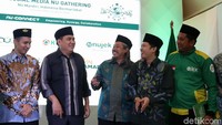 Sekjen PBNU Helmy Faishal Zaini, bersama Wasekjen PBNU, Imam Fituduh, Pelaksana NUcash, Muhammad Said Aqil CEO NUjek, Moch Ghozali, dan CEO KESAN, Hamdan Hamedan berbincang saat menghadiri Social Media NU Gathering di Kantor PBNU, Jakarta, Rabu (29/1/2020). 