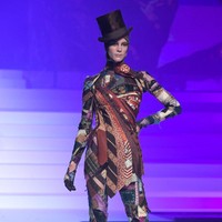 Fashion show karya desainer Jean Paul Gaultier yang merupakan koleksi terakhirnya sebelum pamit setelah 50 tahun berkarya, digelar di Theatre du Chatelet, Paris Haute Couture Fashion Week Spring/Summer 2020, Paris, Prancis. [Photo by Pascal Le Segretain/Getty Images].