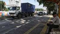 Meski diberikan kelonggaran, ada satu ruas jalan yang sama sekali tak diizinkan untuk dilintasi oleh truk bermuatan berlebih. Ruas jalan itu adalah jalan antara Jakarta dan Karawang karena ruas jalan itu dinilai sudah terlalu padat kendaraan.
