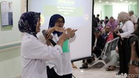 Ada sejumlah langkah yang dapat dilakukan untuk melindungi diri agar tak terinfeksi virus corona jenis baru tersebut, beberapa di antaranya adalah dengan mengenakan masker pelindung pernapasan saat beraktivitas di luar ruangan dan rajin mencuci tangan setelah beraktivitas.