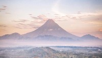 Candi Borobudur tengah jadi perbincangan karena unggahan dari Instagram Kemenparekraf. Postingan tersebut memperlihatkan foto Borobudur dengan latar sebuah gunung yang lancip. (Instagram/indtravel)