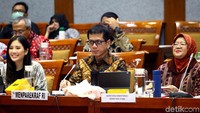 Ada sejumlah hal yang dibahas dalam rapat kerja tersebut, salah satunya adalah membahas program kerja Kementerian Pariwisata dan Ekonomi Kreatif Tahun 2020.